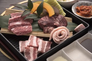 ｢えらべる焼肉定食｣のハラミ(右上) 国産豚トロ(右下) 黒毛和牛カルビ(左上) 国産豚カルビ(左下)